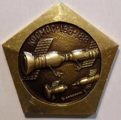 Значок Космос-186-188. Октябрь 1967 г.