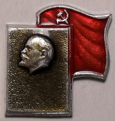 Значок Ленин. Книга на фоне флага.
