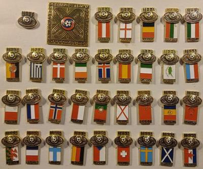 Набор из 34 значков Чемпионат Европы по футболу 1984 среди юношей.