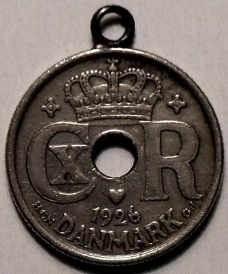 Медальон из монеты Дании 10 эре 1926 года.