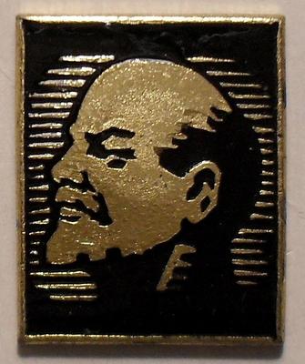 Значок Ленин на черном фоне.